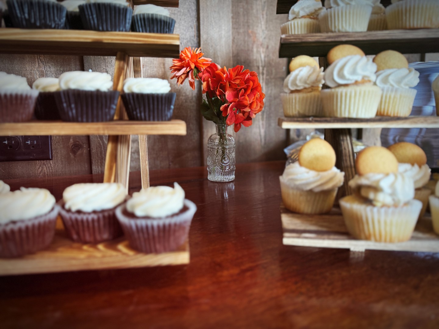 ID-Accent-11 Vibrant floral wedding set with optional centerpieces and vases